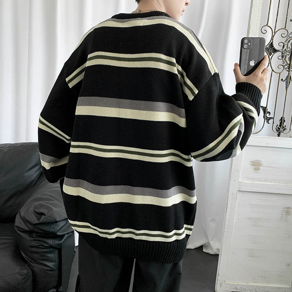 Ανδρικό ριγέ πουλόβερ με οβάλ λαιμόκοψη - φαρδύ μοντέλο