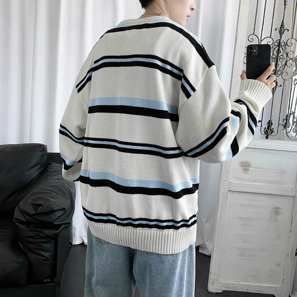 Ανδρικό ριγέ πουλόβερ με οβάλ λαιμόκοψη - φαρδύ μοντέλο