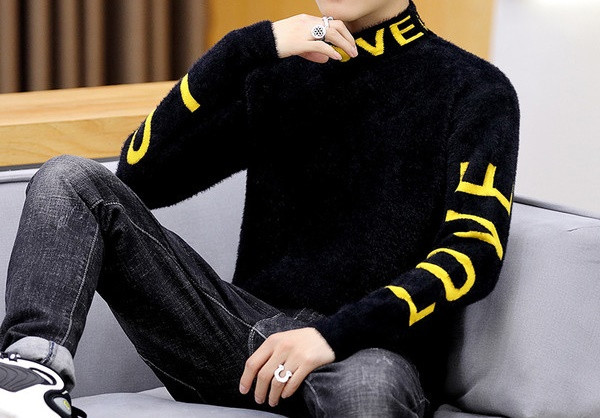 Férfi alkalmi pulóver felirattal illeszkedő modell