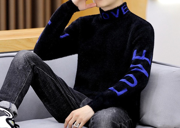 Férfi alkalmi pulóver felirattal illeszkedő modell