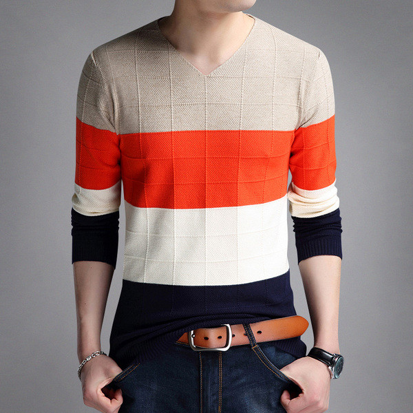 Őszi-téli pulóver spitz nyakkivágással, vékony kötésből