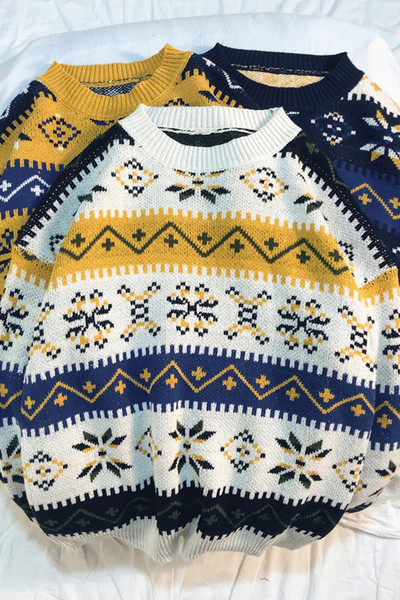 Színes férfi karácsonyi pulóver ovális nyakkivágással