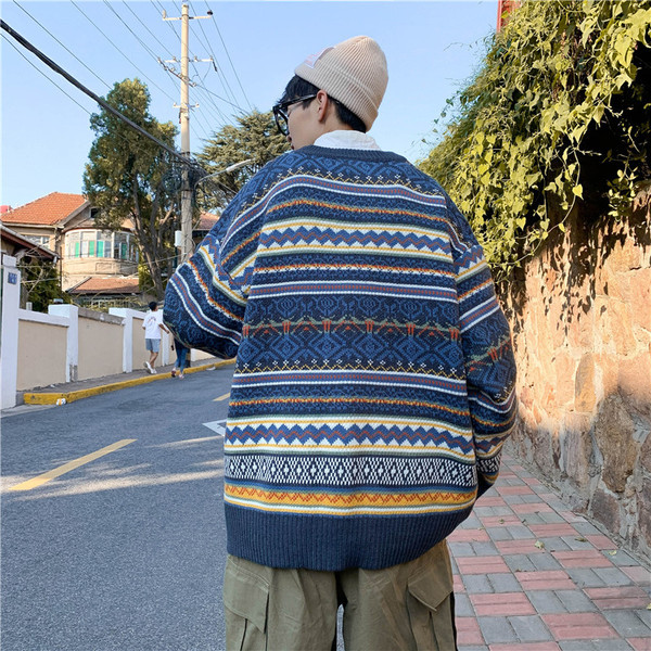 Széles férfi pulóver ovális nyakkivágással