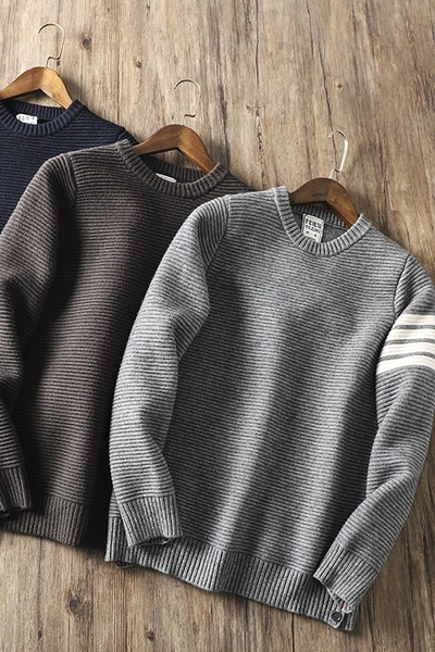 Férfi pulóver ovális nyakkivágással - alkalmi