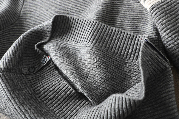 Férfi pulóver ovális nyakkivágással - alkalmi