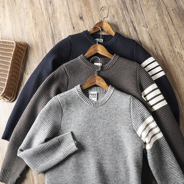 Férfi pulóver ovális nyakkivágással - alkalmi