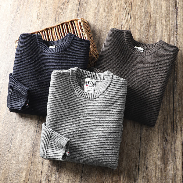 Férfi pulóver ovális nyakkivágással - alkalmi