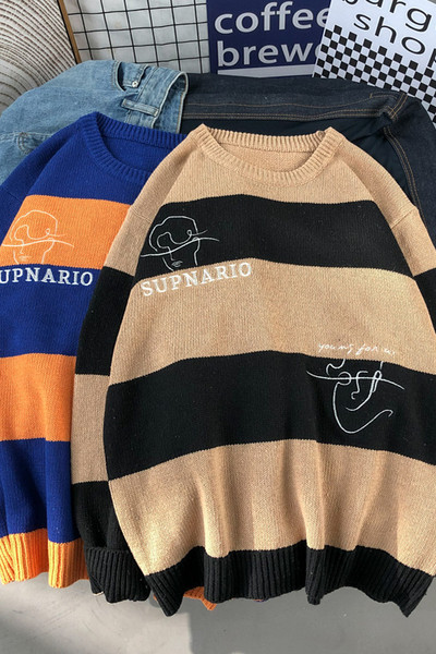 Férfi széles pulóver hímzéssel és kerek nyakkivágással