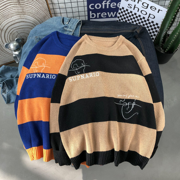 Férfi széles pulóver hímzéssel és kerek nyakkivágással