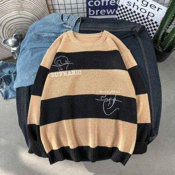 Férfi széles pulóver hímzéssel és kerek nyakkivágással