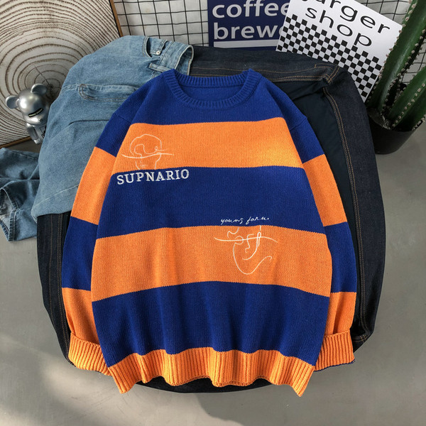 Férfi széles pulóver hímzéssel és kerek nyakkivágással