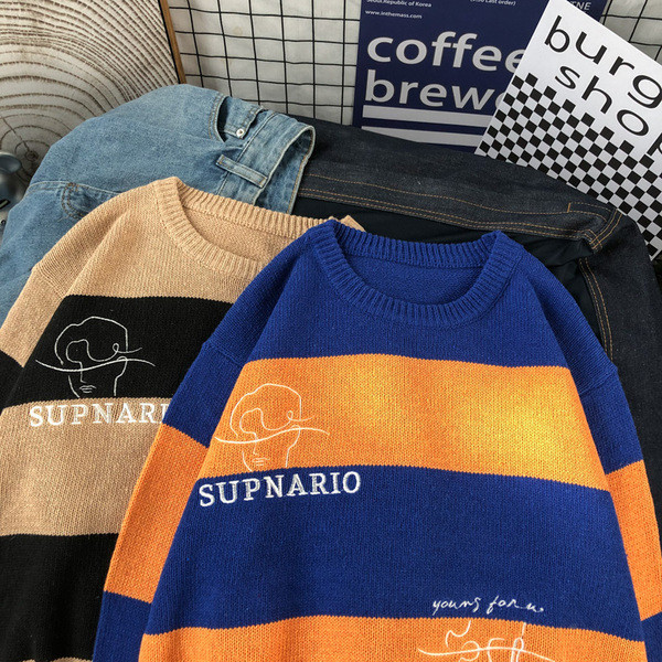 Férfi széles pulóver hímzéssel és kerek nyakkivágással