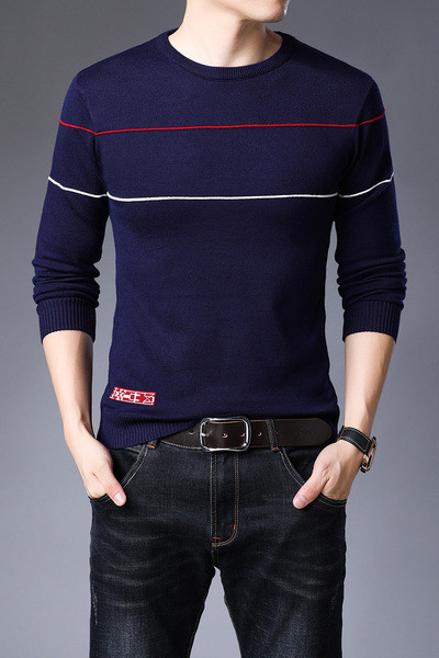 Testhezálló csíkos férfi pulóver ovális nyakkivágással