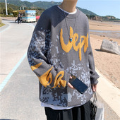 Ανδρικό φαρδύ πουλόβερ με επιγραφές και στρογγυλή λαιμόκοψη