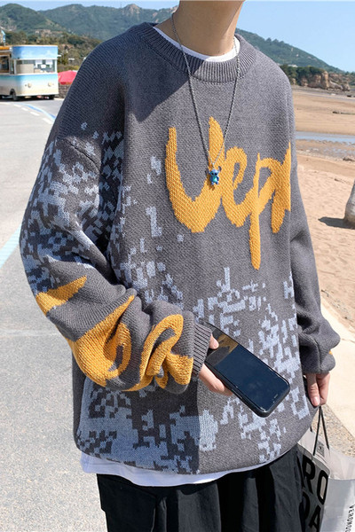 Ανδρικό φαρδύ πουλόβερ με επιγραφές και στρογγυλή λαιμόκοψη