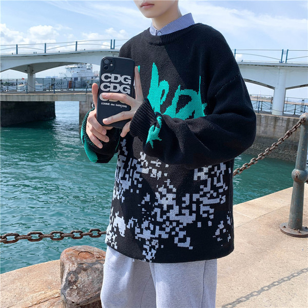 Ανδρικό φαρδύ πουλόβερ με επιγραφές και στρογγυλή λαιμόκοψη