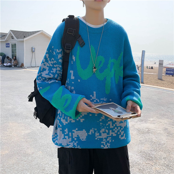 Ανδρικό φαρδύ πουλόβερ με επιγραφές και στρογγυλή λαιμόκοψη