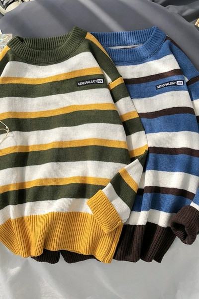 Csíkos férfi pulóver emblémával