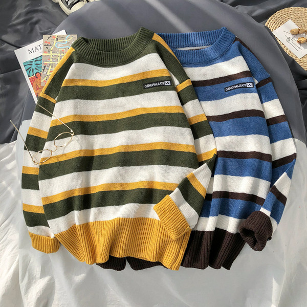 Csíkos férfi pulóver emblémával