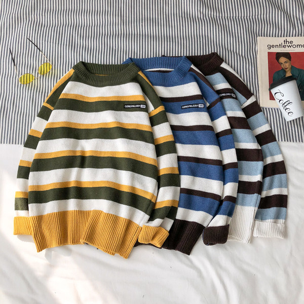 Csíkos férfi pulóver emblémával