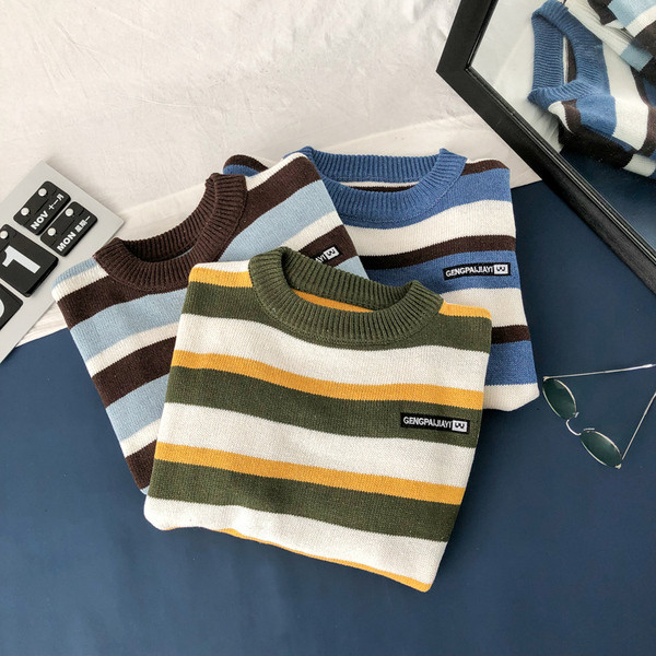 Csíkos férfi pulóver emblémával