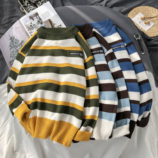 Csíkos férfi pulóver emblémával