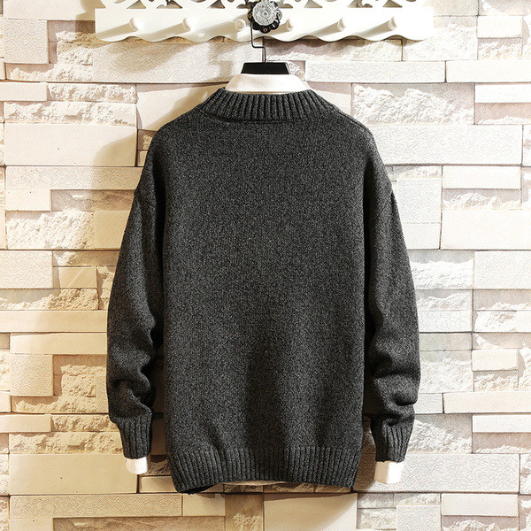 Őszi-téli pulóver hímzéssel és ovális nyakkivágással - nagy méret