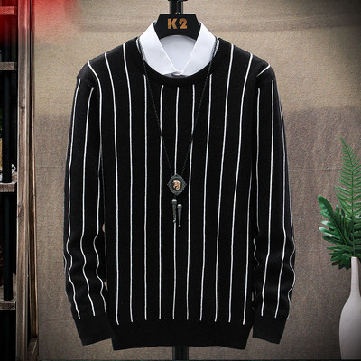 Csíkos pulóver ovális nyakkivágással