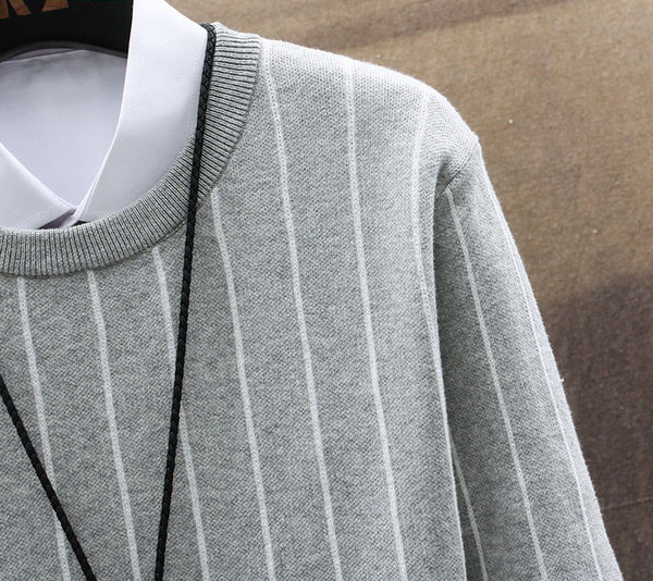 Csíkos pulóver ovális nyakkivágással