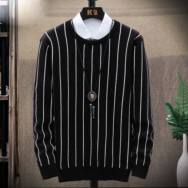 Csíkos pulóver ovális nyakkivágással