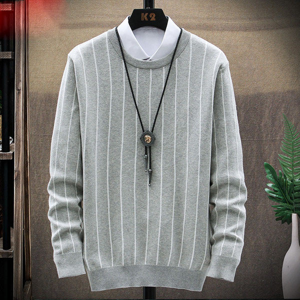 Csíkos pulóver ovális nyakkivágással