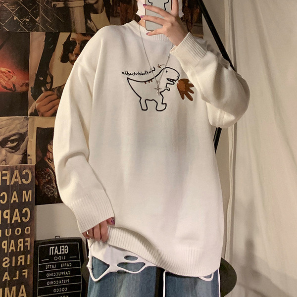 Ανδρικό πουλόβερ με οβάλ λαιμόκοψη και απλικέ δεινοσαύρων