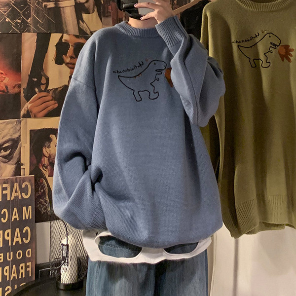 Ανδρικό πουλόβερ με οβάλ λαιμόκοψη και απλικέ δεινοσαύρων