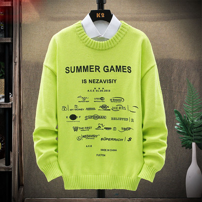 Modern férfi pulóver feliratokkal és ovális nyakkivágással