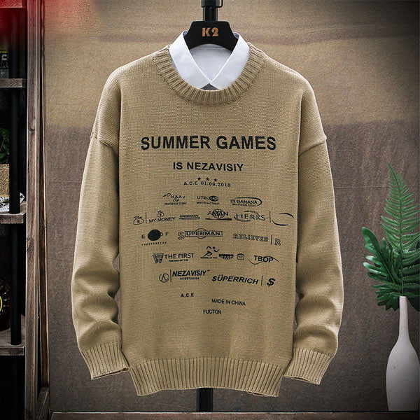 Modern férfi pulóver feliratokkal és ovális nyakkivágással