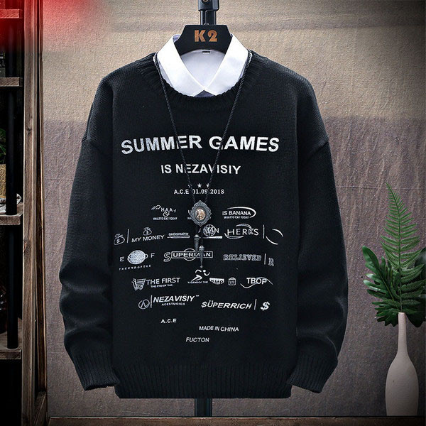 Modern férfi pulóver feliratokkal és ovális nyakkivágással