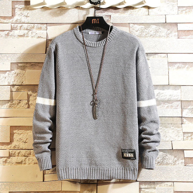 Vastag téli pulóver emblémával