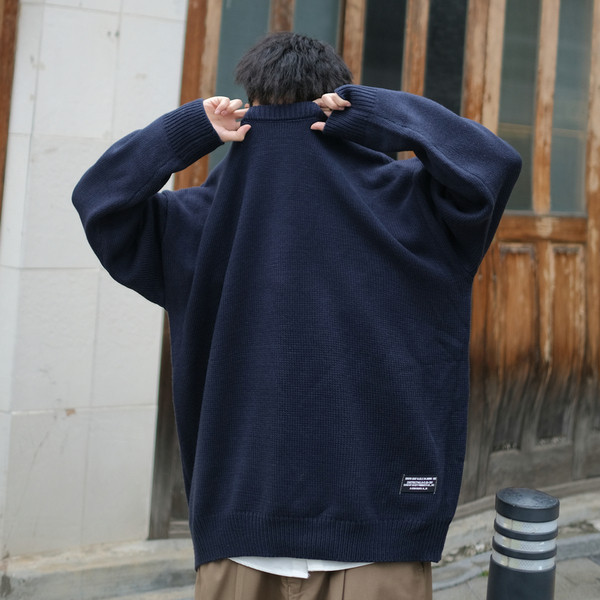 Muški džemper sa grbom i ovalnim izrezom