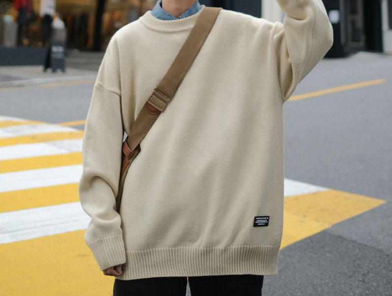 Muški džemper sa grbom i ovalnim izrezom