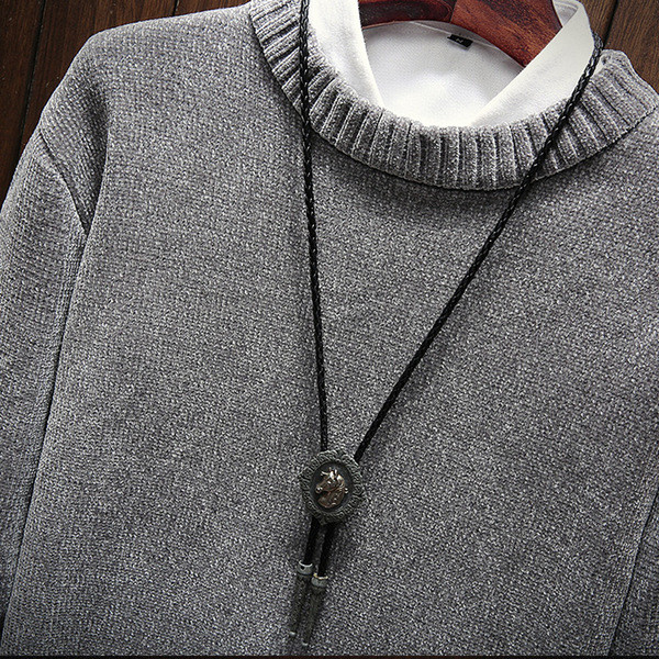 Bő szabású férfi pulóver ovális nyakkivágással