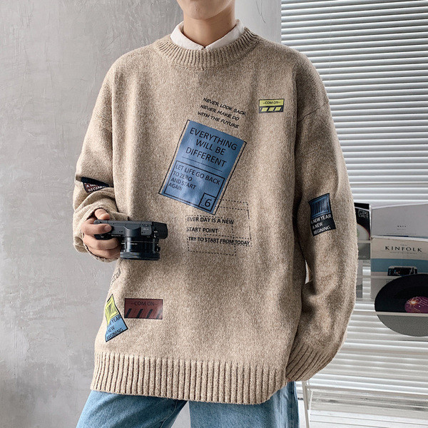 Széles férfi pulóver feliratokkal és színes nyomattal