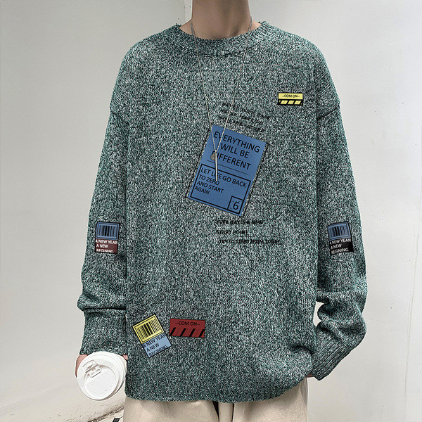 Széles férfi pulóver feliratokkal és színes nyomattal