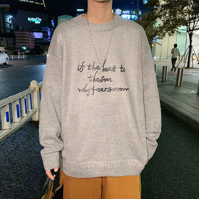 Széles férfi pulóver feliratokkal