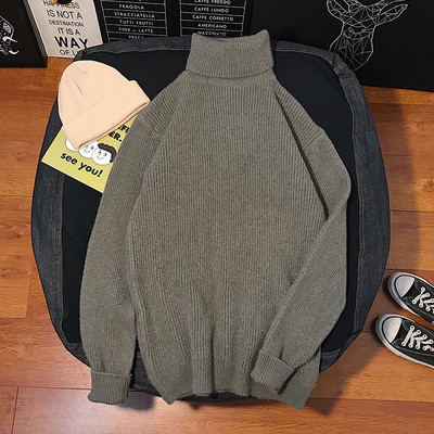 Széles pulóver magas gallérral férfiaknak