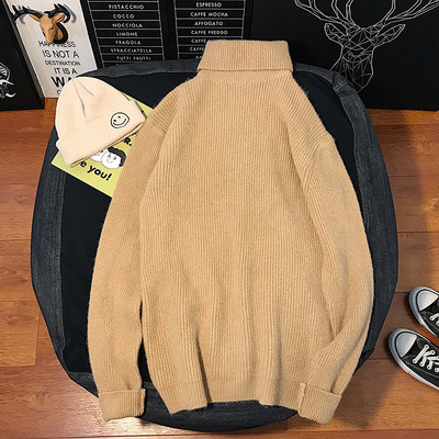 Széles pulóver magas gallérral férfiaknak