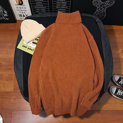 Széles pulóver magas gallérral férfiaknak