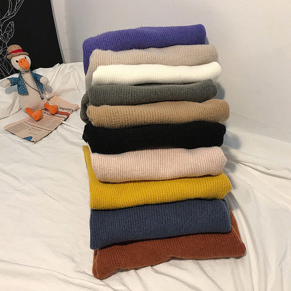 Széles pulóver magas gallérral férfiaknak