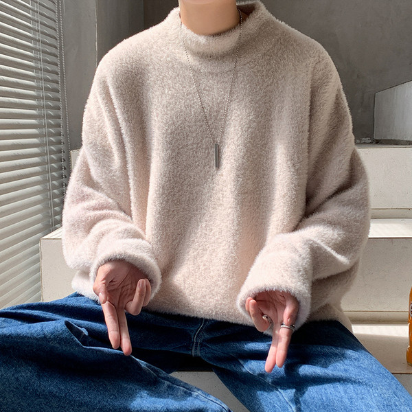 Pehelyszerű férfi pulóver alacsony gallérral - szabad modell