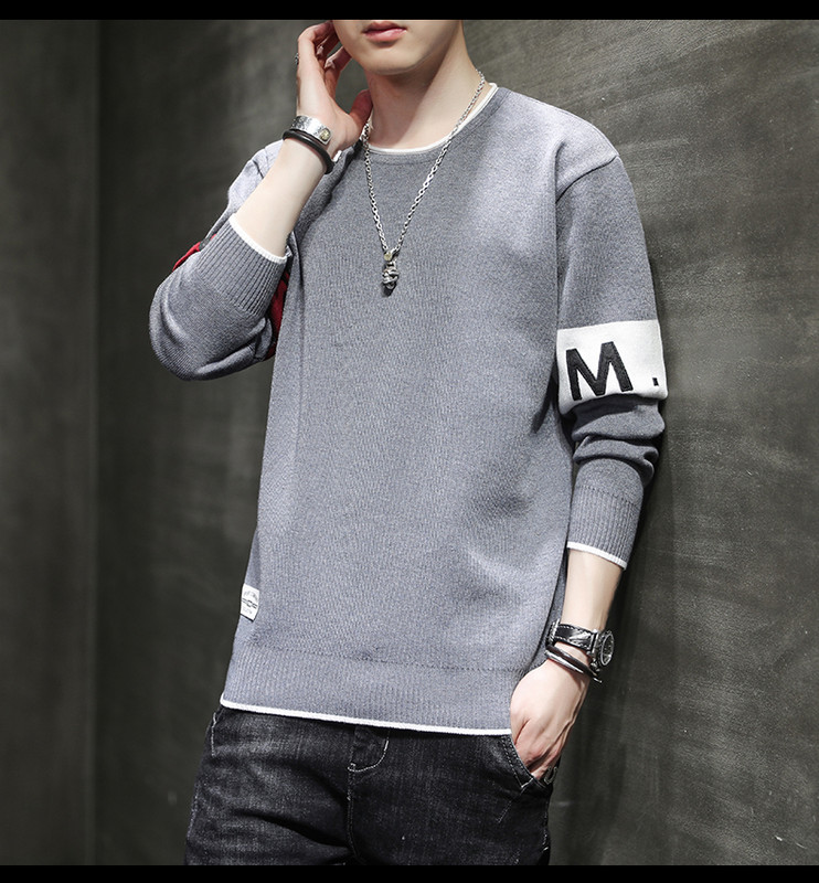 Férfi kötött pulóver, ujján felirattal