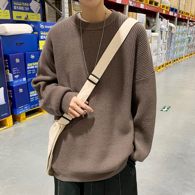 Πλεκτό ανδρικό πλεκτό μοντέλο με οβάλ λαιμόκοψη